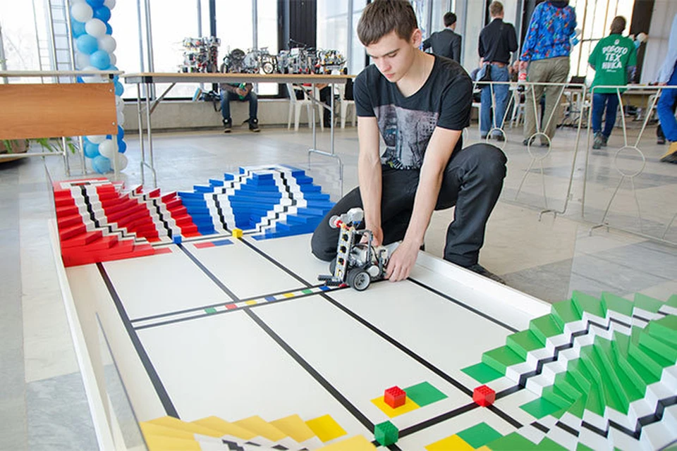 Сегодня мальчишки программируют простейших лего-роботов, но мечтают они о гораздо более сложных проектах.