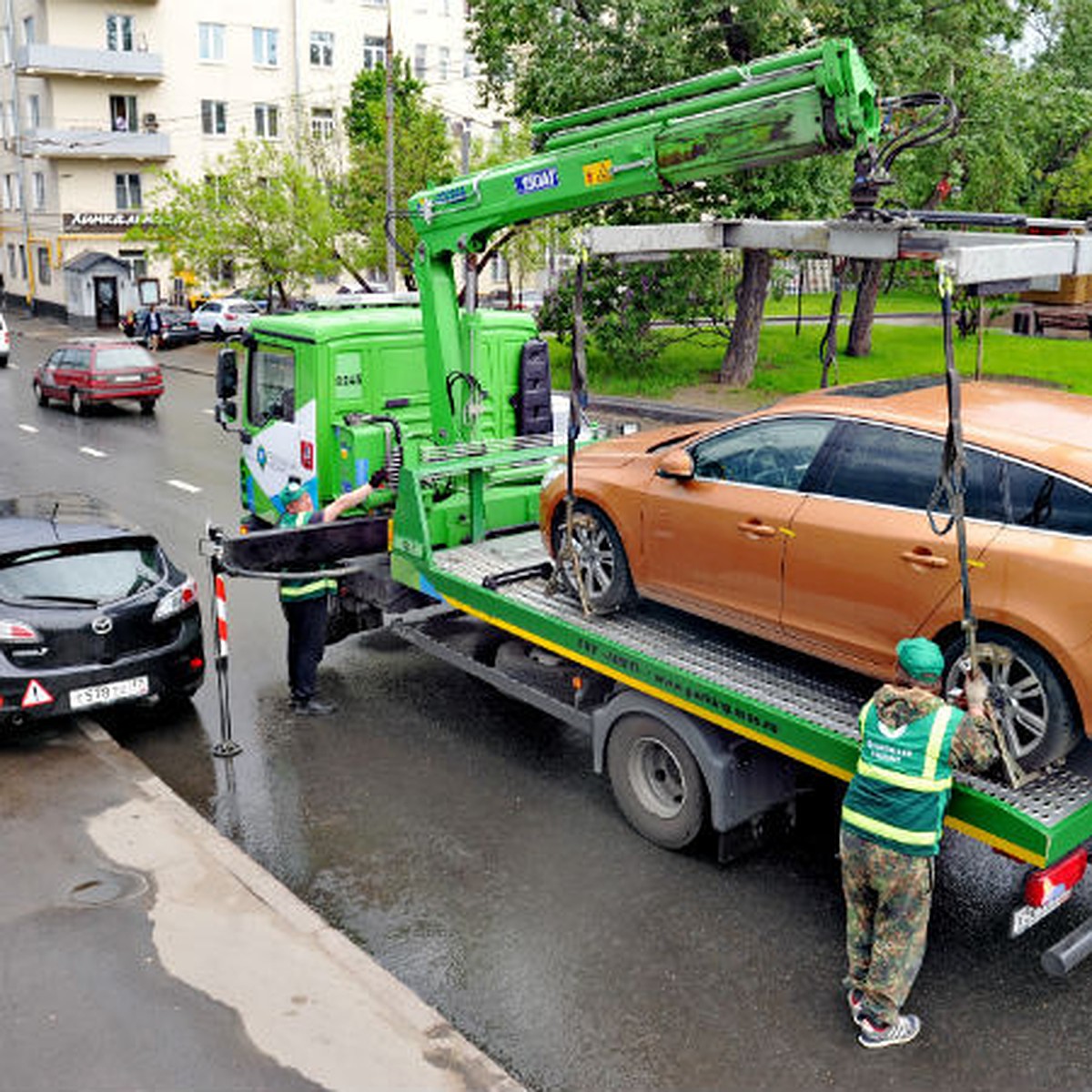 В Симферополе неправильно припаркованные авто будут забирать эвакуаторы -  KP.RU