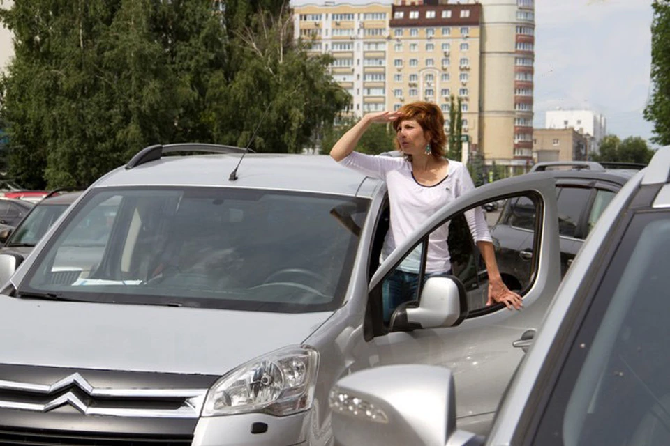 Авто, брошенные на тротуаре, могут стоять там по несколько дней.