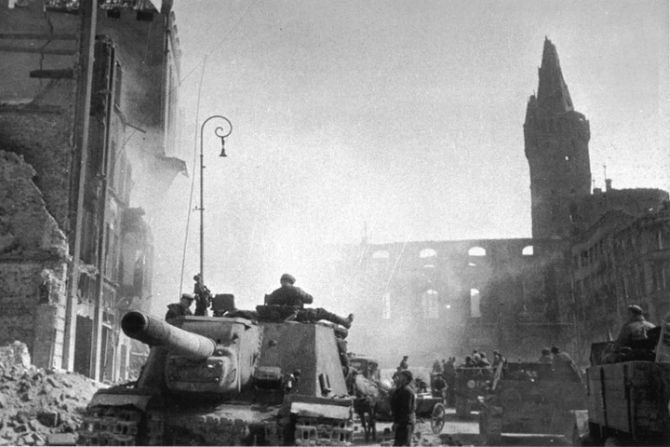 Советская САУ ИСУ-152 Зверобой на улице взятого Кенигсберга