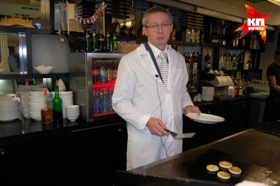 В 2009 году в разгар кризиса Олег Казаковцев показывал журналистам, что вкусное блюдо можно приготовить из недорогих продуктов.