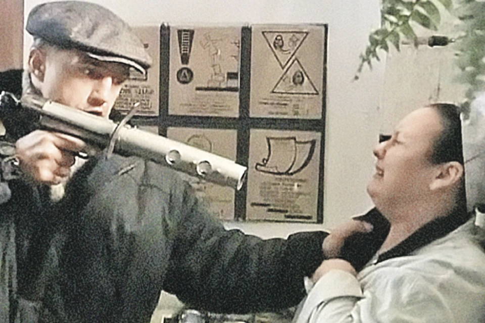 Расстрел людей будит в герое Владимира Вдовиченкова темное начало, но он уверен, что борется за справедливость. Фото: кадр из сериала.