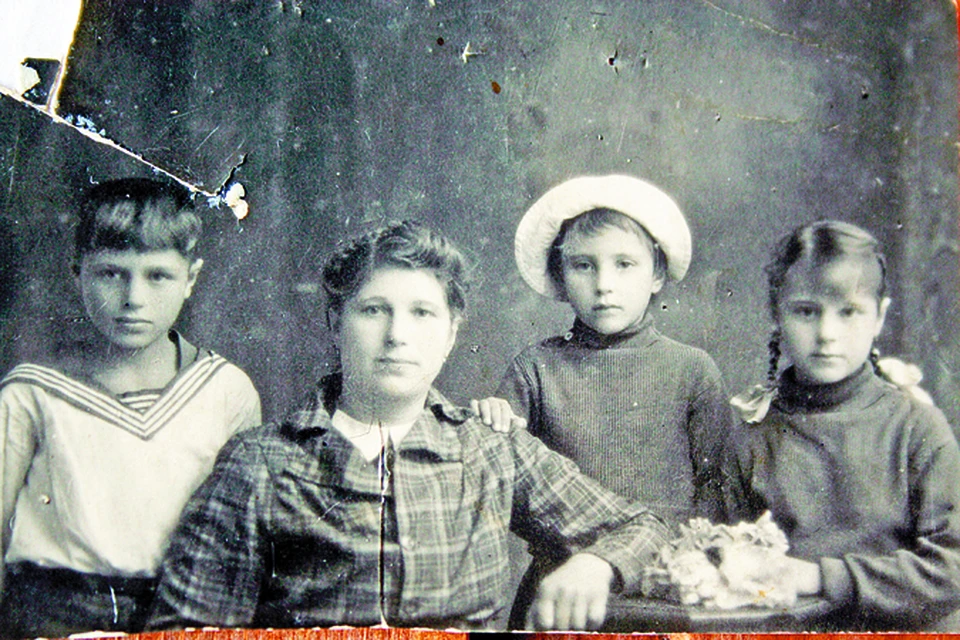 Валентина (справа) с братом, мамой и сестрой.