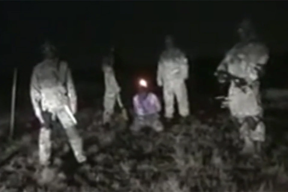 По блогам распространяется страшное видео, на котором — по версии тех, кто его запустил, - каратели из батальона «Азов» сначала распинают, а потом и сжигают пленного ополченца