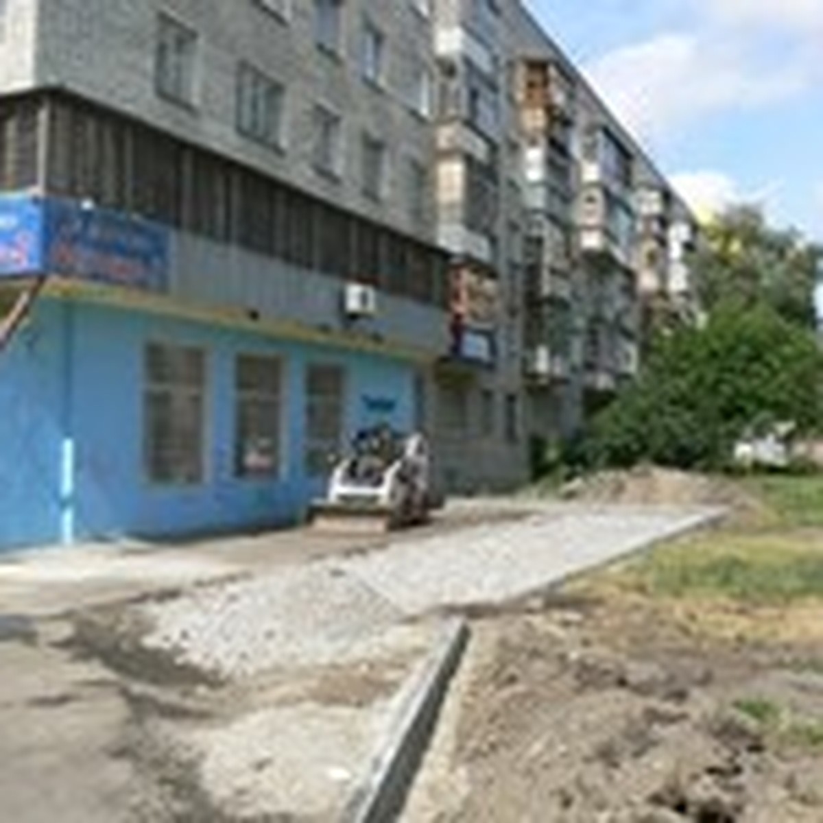 Жильцы пятиэтажки требуют убрать парковку - KP.RU