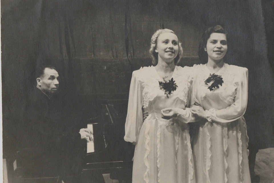 Вокальный дуэт Э.В. Агоповой (справа) и Н.Ф. Недорослевой (слева), 1950 г. Фото: пресс-служба Филармонии
