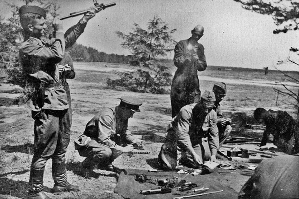 Сталинградский фронт, 1942 год. Офицер Чайкин (крайний слева) готовит оружие к бою.
Фото: Личный архив