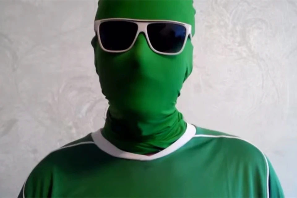 Несколько раз в неделю человек в зеленой маске совершает одиночные рейды.