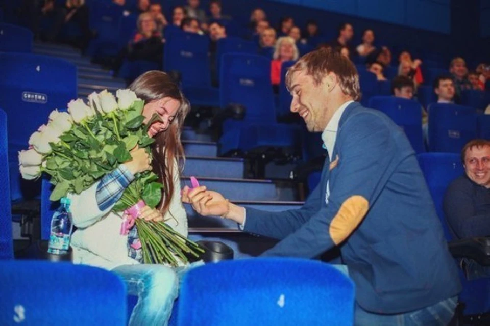 Антон Шипулин сделал предложение своей невестой на глазах у ошарашенных зрителей кинотеатра Фото: vk.com/anton_shipulin