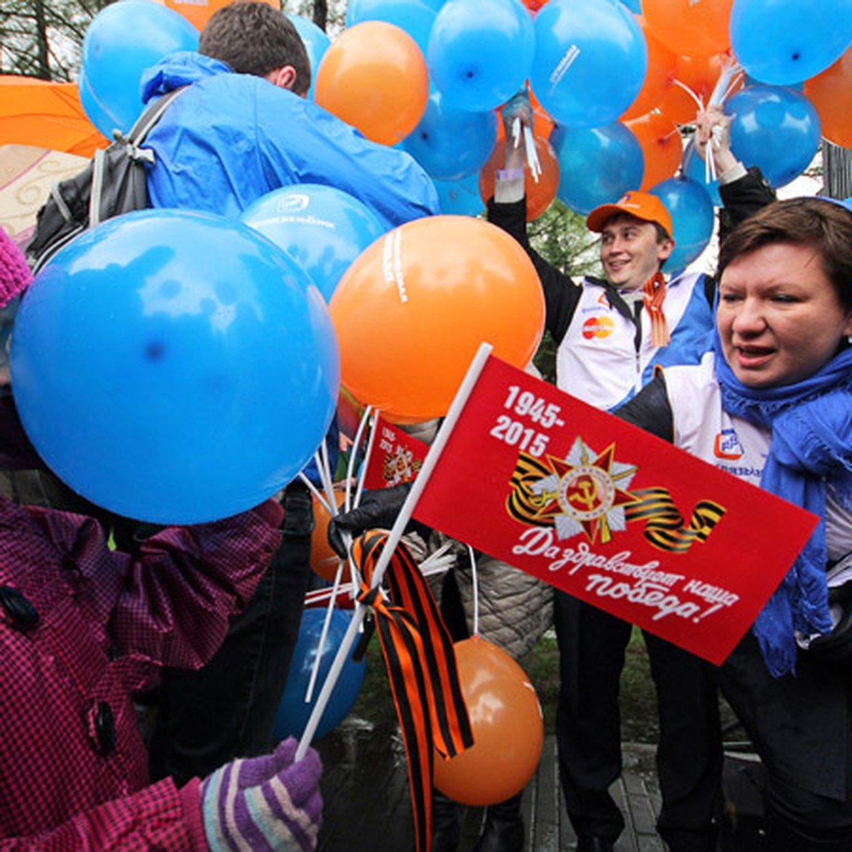 День Победы «по-комсомольски»: воздушные шары и песни под баян - KP.RU