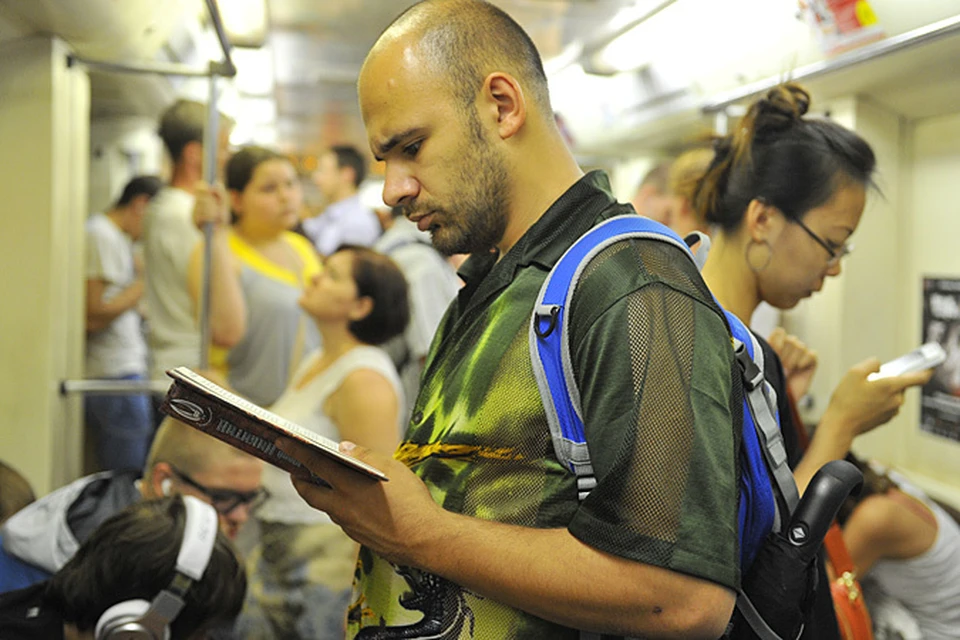 Cогласитесь, мало кто читает стихи – невозможно найти в метро (а метро это классный индикатор) человека с томиком стихов