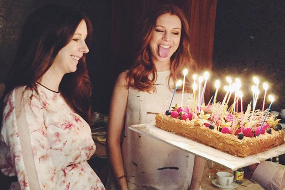 Юлианна Караулова выложила в свой микроблог снимок, где довольные сестры Подольские задувают свечи на торте. Фото из инстаграма Юлианы