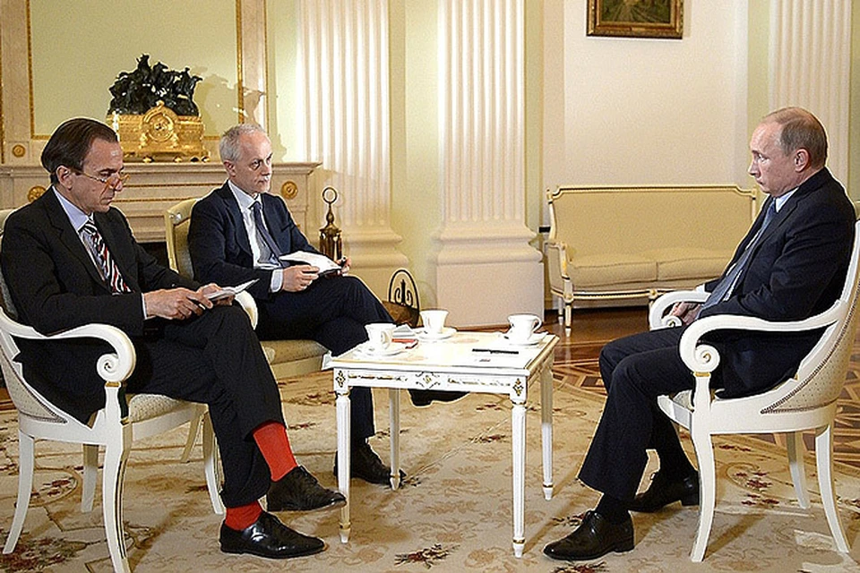 Красные носки итальянских журналистов вывели из себя российских блогеров. Фото: kremlin.ru