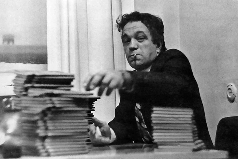 В окружении бумаг, газет, книг Виктор Тимофеев всегда думал о северянах. Фото: из архива Виктора Тимофеева