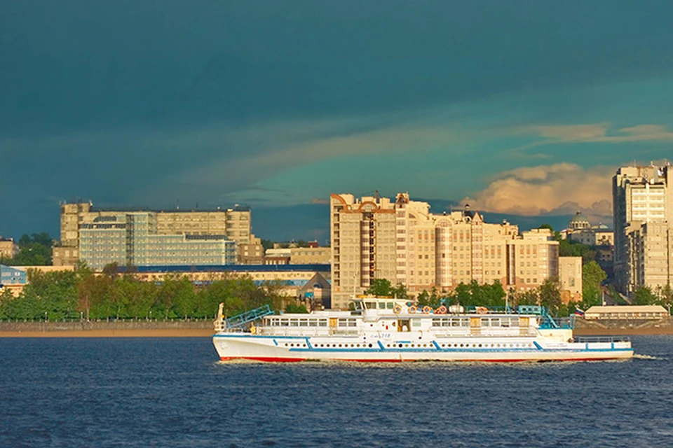 Самара 10 самых. Самара вид на Волгу и Речной транспорт. Набережная Самары пароходы прогулочные. Самара - круизный центр Поволжья.. Речная прогулка Самара вид на Самару.