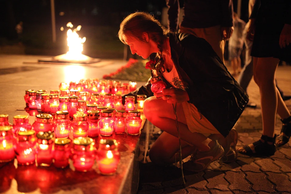 На траурные мероприятия в ночь на 22 июня на Крепостной горе собрались сотни ставропольцев.