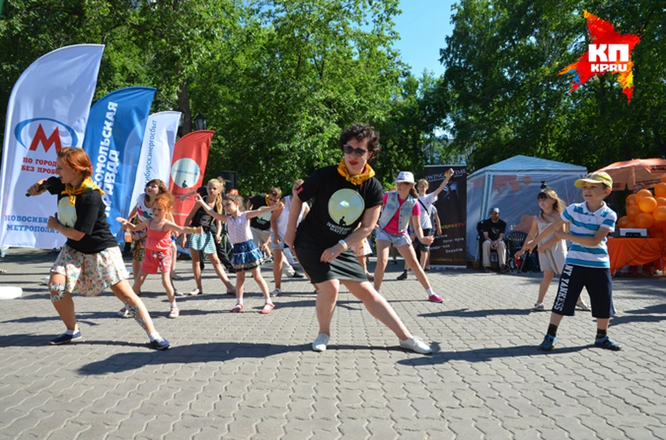 На праздничной площадке "КП" день рождения Новосибирска отмечали с песнями, танцами и веселыми конкурсами.