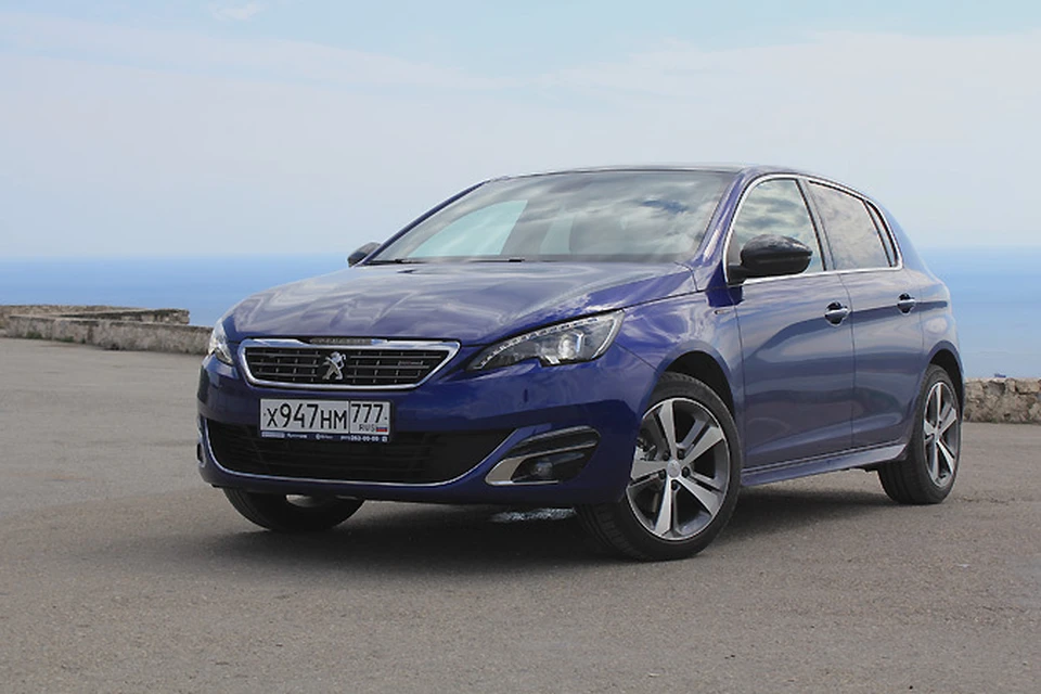 Вот такой Peugeot 308 GT Line с фирменным цветом "магнетик" был на нашем тест-драйве.