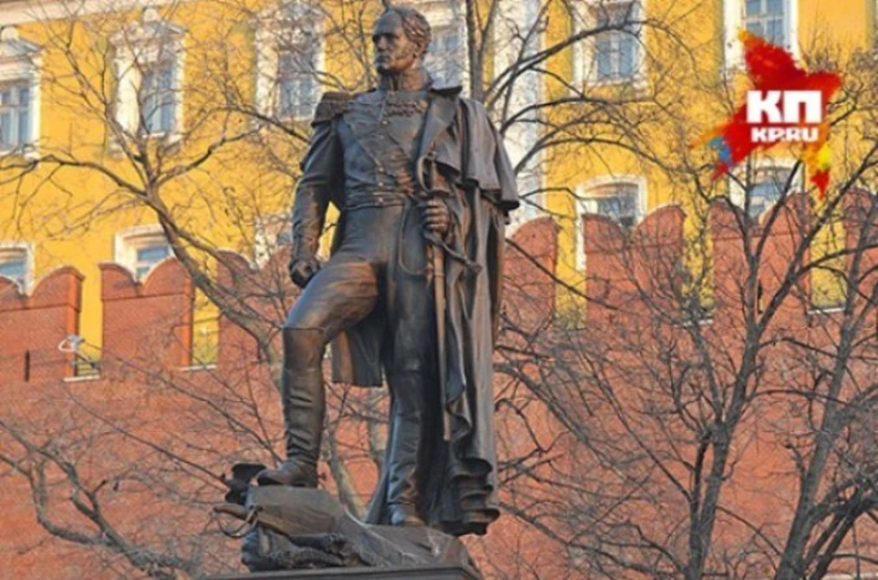 Памятник императору Александру I в Александровском саду в Москве