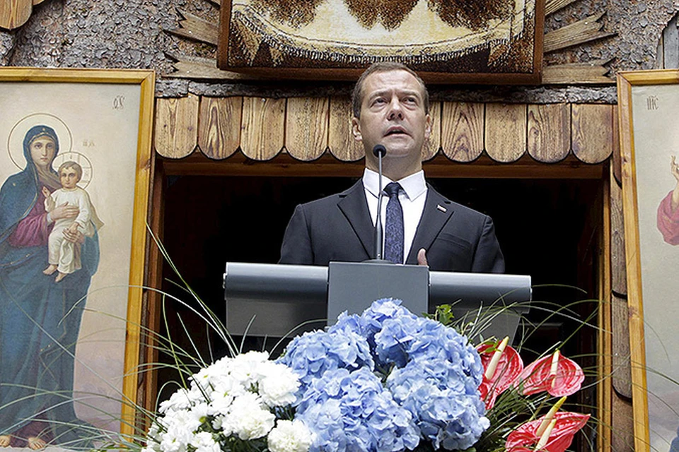 Медведев принял участие в мемориальной церемонии у часовни, которая традиционно проводится в последнее воскресенье июля обществом дружбы «Словения-Россия». Фото: REUTERS