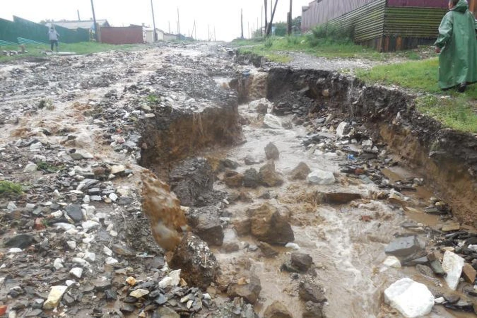 Дорогу размыло дождем. Размыло дорогу в старой Полтавке 1996 год. Новости Оловянная Забайкалья на сегодня.