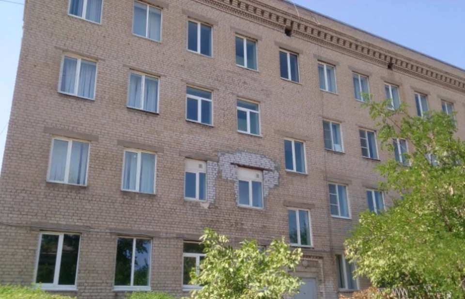 Специалисты уверяют, что находиться в здании лицея опасно, может рухнуть в любой момент. Фото: Семен Шпак