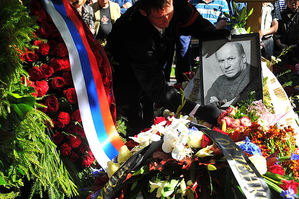 В столице прошли церемония прощания и похороны Льва Дурова.