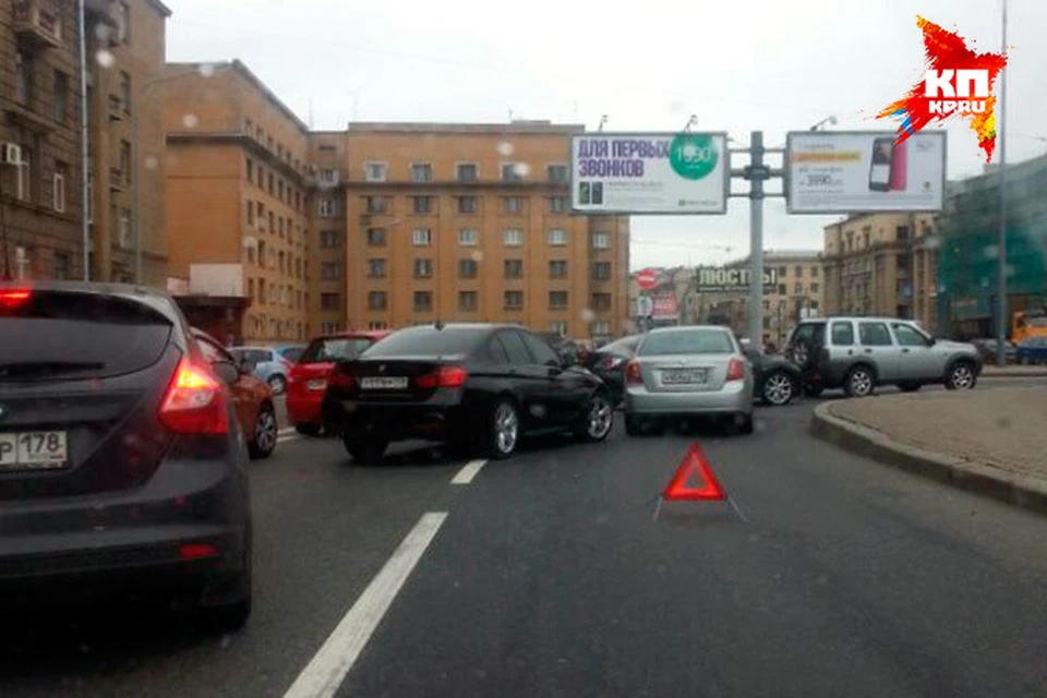 Причина пробки, как выяснилось, две небольшие автомобильные аварии. Без жертв.