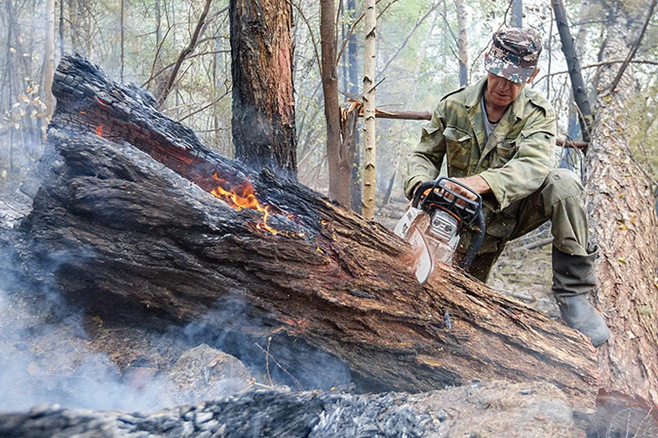 Доброволец во время тушения лесного пожара в Иркутской области.
