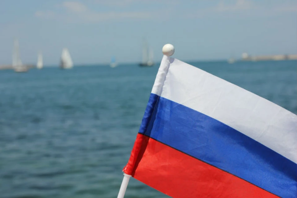 Флаг по закону России должен быть чистым, ведь это государственный символ. Фото: архив "КП"