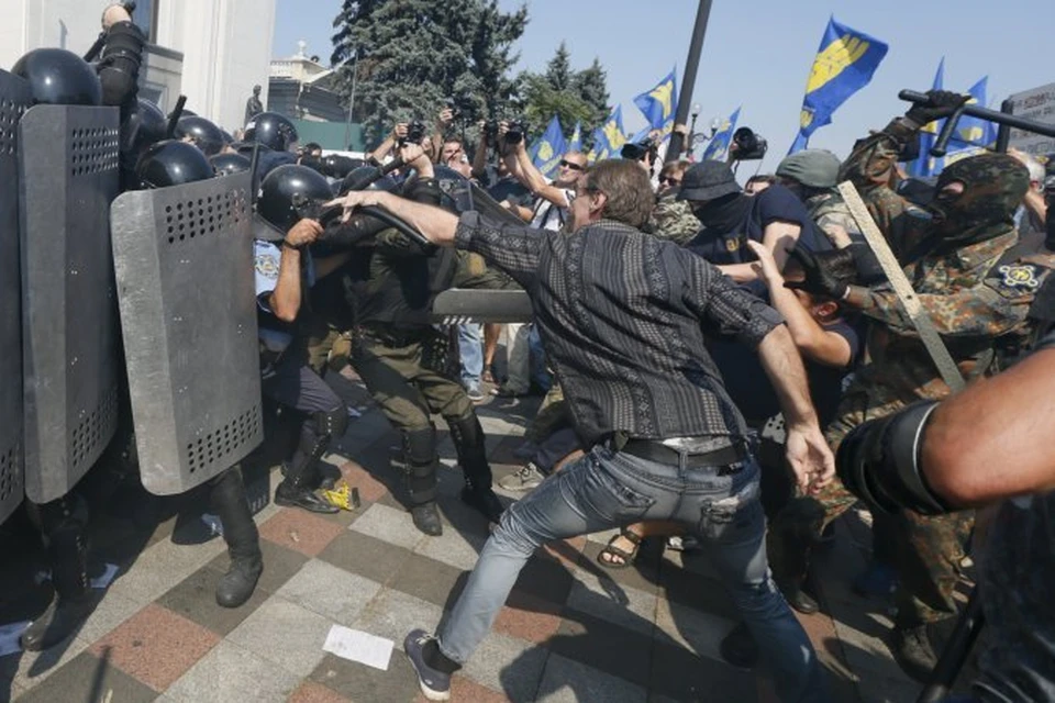 Эксперт: взрыв гранаты под Радой — закономерный итог радикализации Украины
