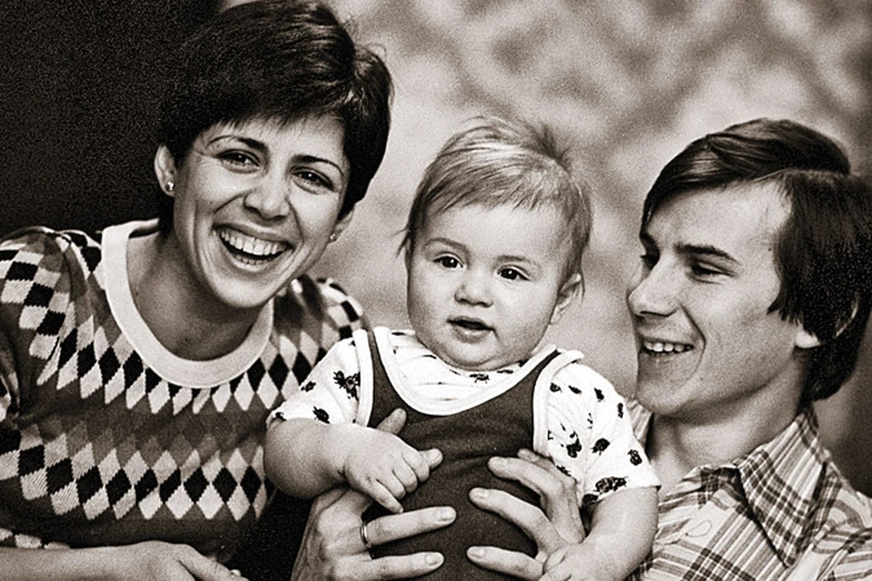После рождения сына Саши Ирина Роднина вышла на лед - и стала трехкратной олимпийской чемпионкой.