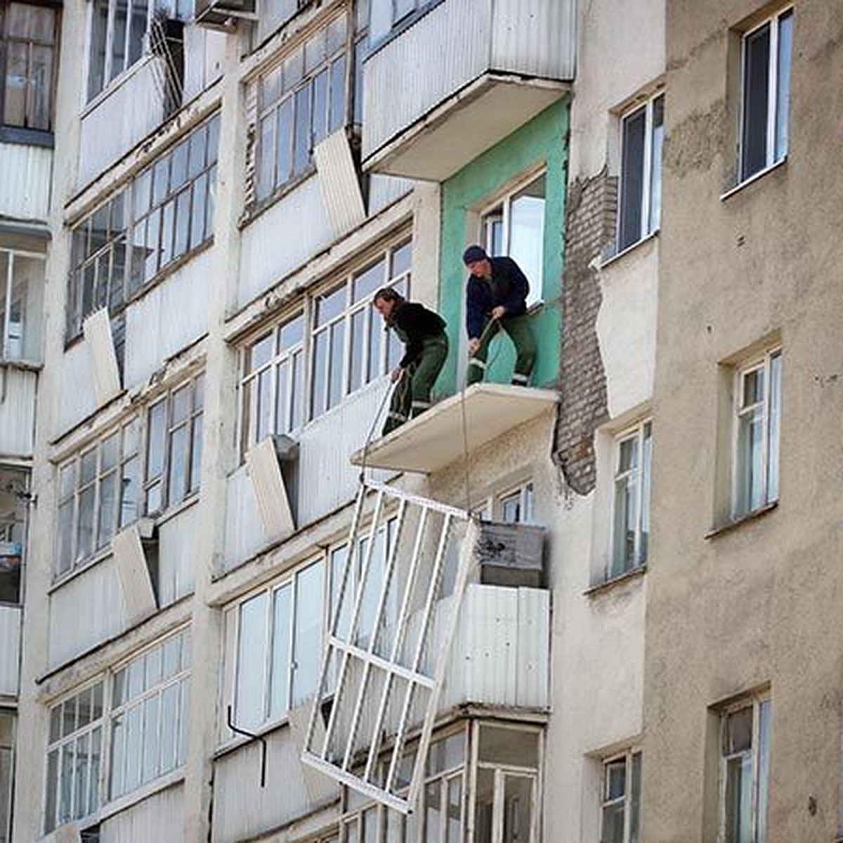 Тысячи омичей могут временно освободить от уплаты взносов за капремонт -  KP.RU