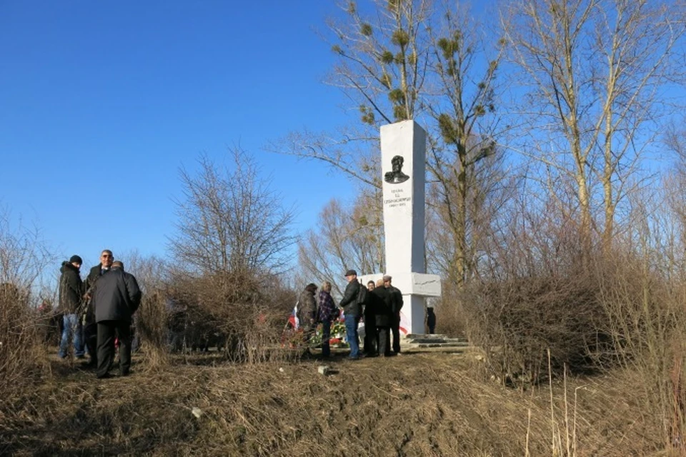 Так выглядит памятник генералу Черняховскому в польском Пененжно.