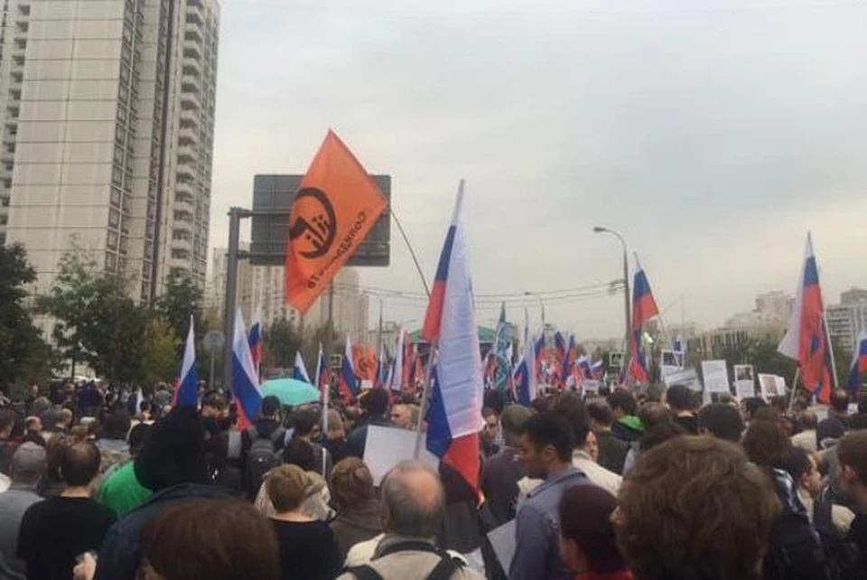 Участники митинга начали расходится после выступления Навального. Фото: @EvgenyFeldman/Тwitter