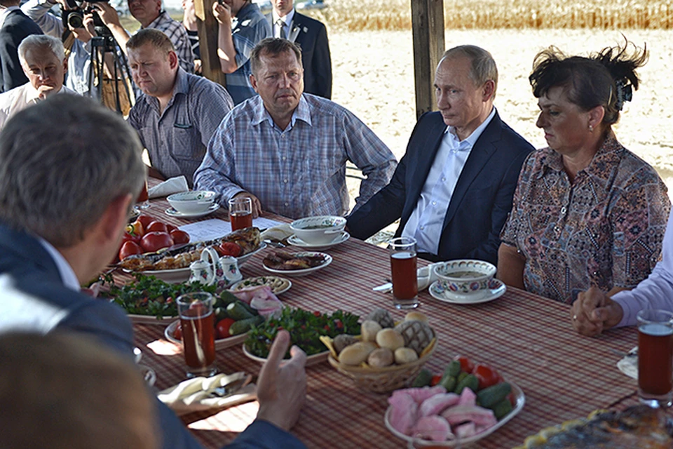 На столе уже ждали рыба, сало, овощи, зелень, соленья, пирожки и компот