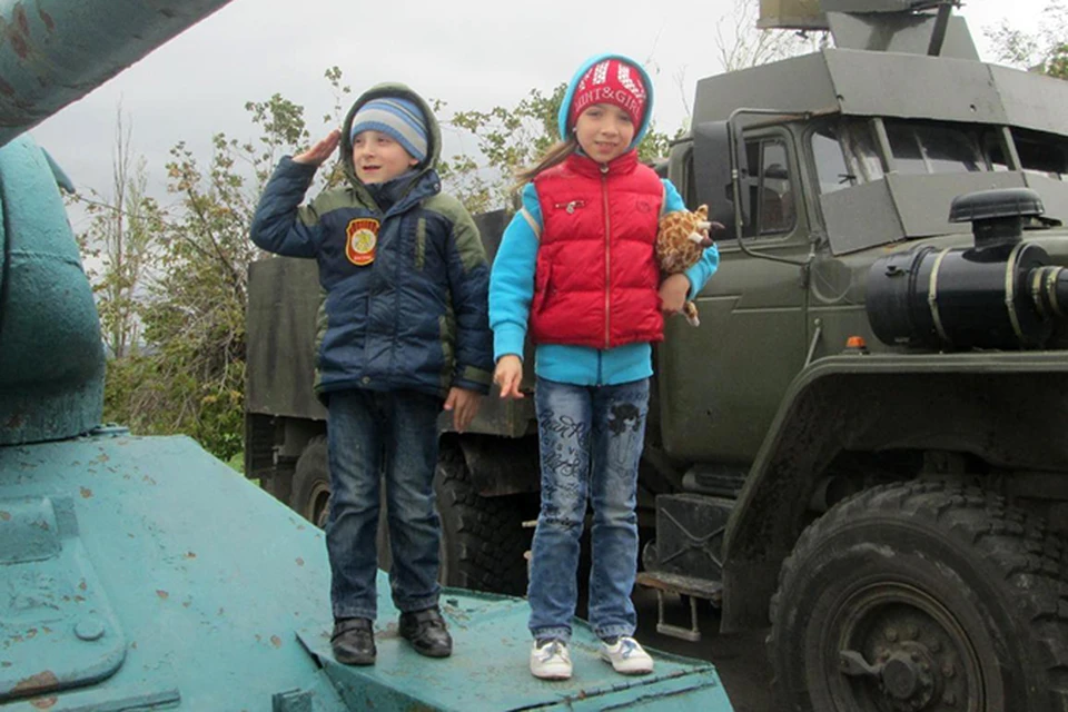 Артем и Ксения на выставке боевой техники на Саур-Могиле. Весна 2015 года. Фото: Олег ПОДОПРИХИН