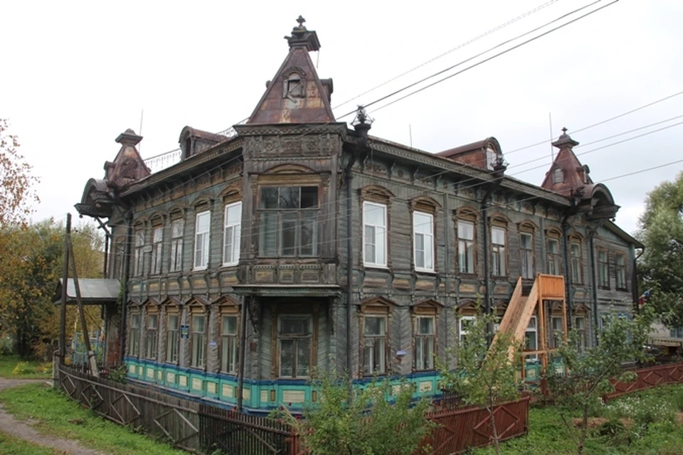 В этом фантастической красоты доме в Красном Холме на самом деле находится детский сад.