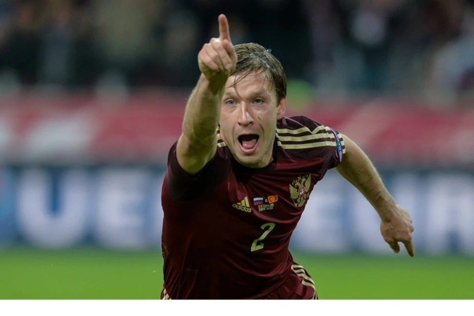 34-летний дебютант сборной защитник Олег Кузьмин распечатал ворота черногорцев.