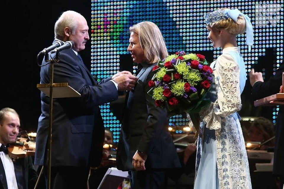 Александр Лукашенко вручил композитору Орден Франциска Скорины.