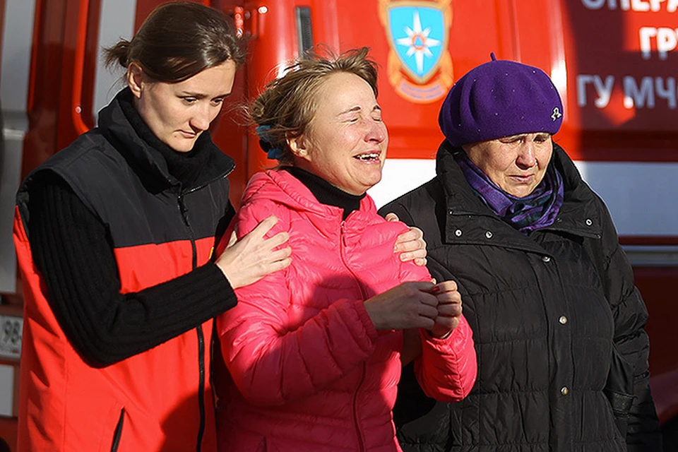 Сотрудница МЧС оказывает психологическую помощь родственникам жертвы катастрофы в аэропорту "Пулково"