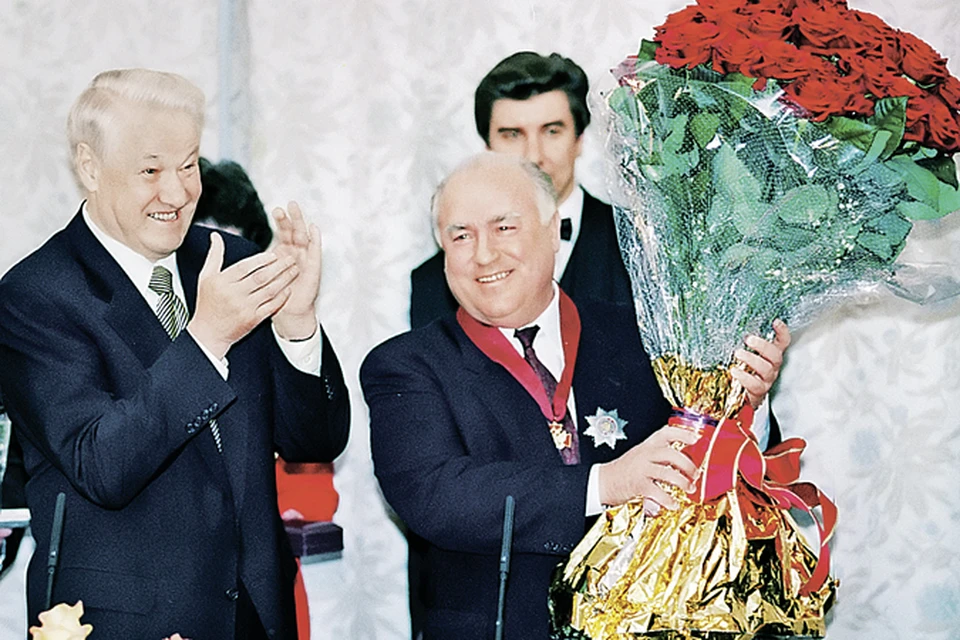 9 апреля 1998-го. Дом приемов на Воробьевых горах. Борис Ельцин поздравляет Виктора Черномырдина с 60-летием. А за две недели до юбилея президент отправил верного премьера в отставку... Фото: TASS