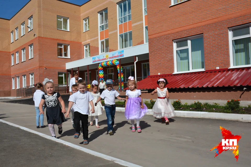 Детский сад на улице Урманова "Солнечный мир" в левобережье Новосибирска принял малышей в сентябре. Всего в этом году в Новосибирске сдадут 15 детсадов. В их строительство вложены средства из областного, муниципального и федерального бюджетов.