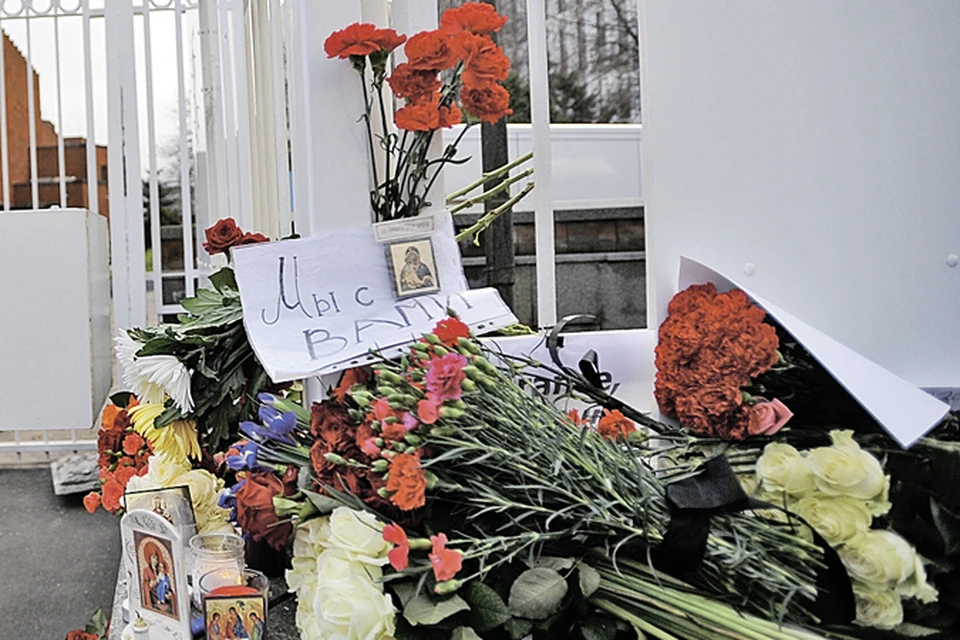 В России приняли трагедию в Париже как свою. Люди несли к посольству Франции в Москве цветы, свечи и иконки...