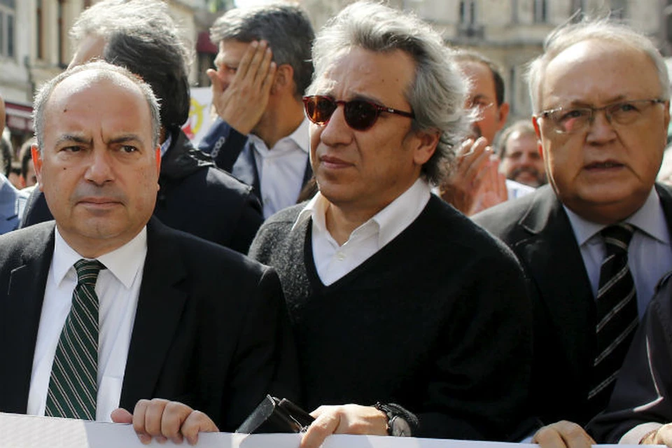Второй слева - главный редактор газеты «Cumhuriyet» («Республика») Джан Дюндар