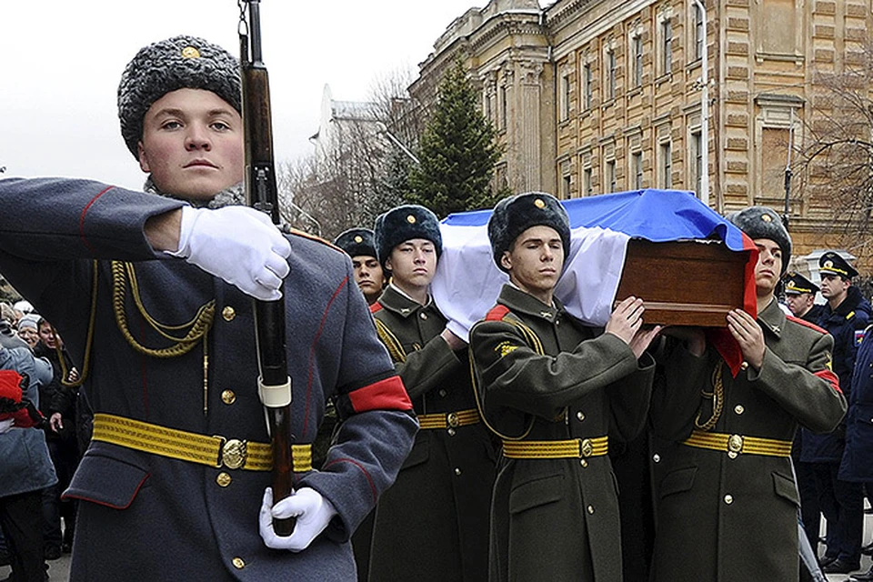 Похороны морского пехотинца Александра Позынича, погибшего в Сирии.