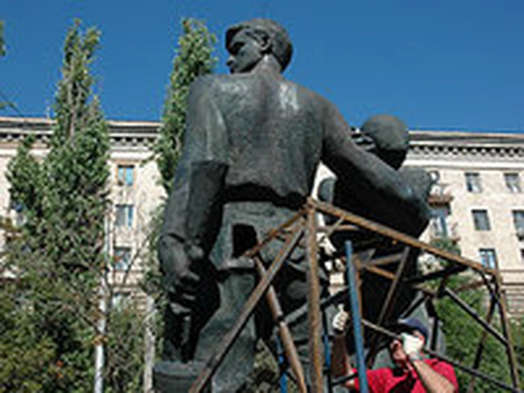 В Волгограде комсомолке вернули товарищей