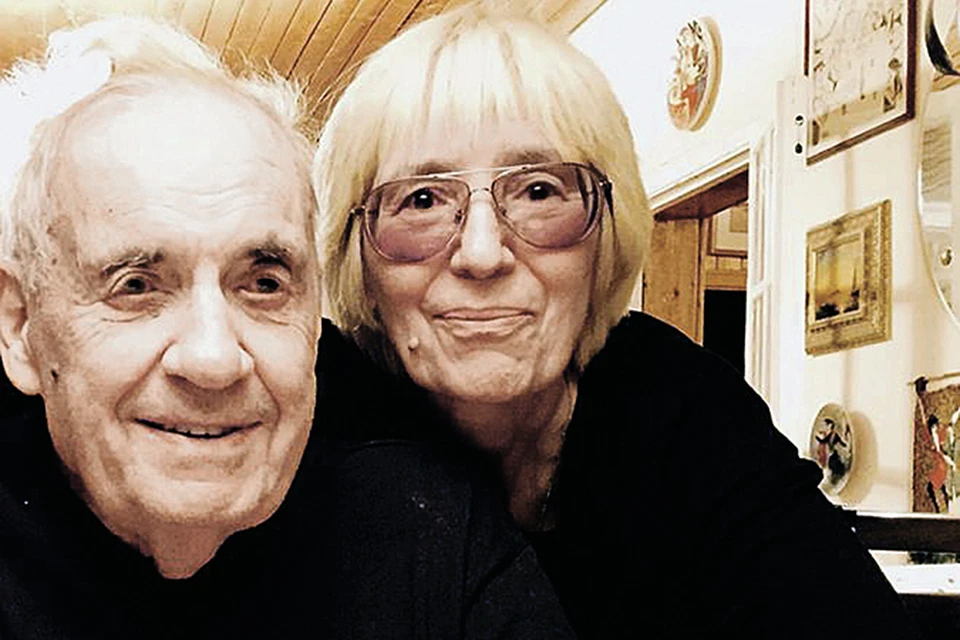 Последний, 88-й день рождения режиссера: Эльдар Александрович и его жена Эмма Валериановна отметили праздник на даче - в подмосковном поселке Ватутинки. Гостей не звали, но семейным кругом за столом посидели.
