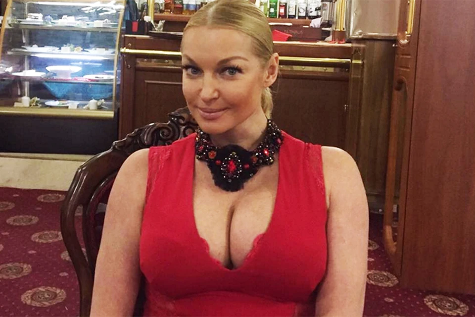 Анастасия Волочкова порадовала поклонников пикантным снимком в алом платье. Фото: Instagram.