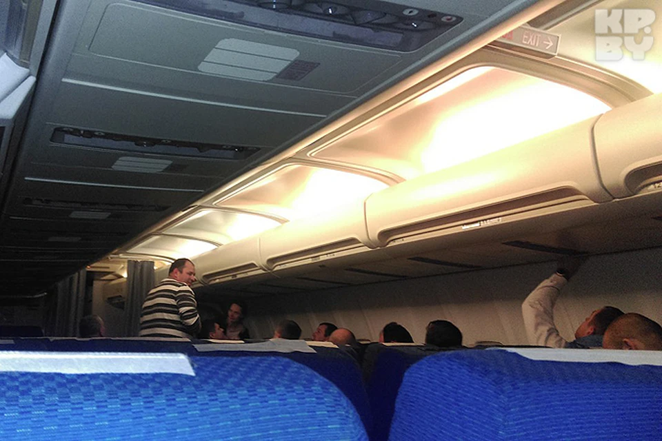 На самолете "Белавиа" во время полета из Минска в Москву над головами пассажиров начали плавиться плафоны подсветки. Фото очевидца.